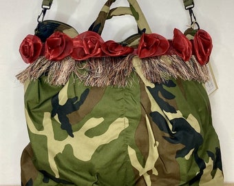 Borsa Portacasco Camouflage con Rose Organza