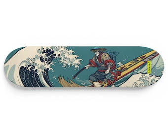 Könnte beinhalten: Ein Skateboard-Deck mit einem Grafikdruck eines Mannes, der mit einem Schwert auf einer Welle reitet. Die Welle ist blau und weiß und der Mann trägt eine rot-blaue Robe. Der Text "Blown Away" befindet sich an der Seite des Boards.