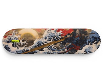 Könnte beinhalten: Ein Skateboard-Deck mit einem Grafikdruck eines Kriegers, der ein Schwert hält und auf einer Welle steht, vor einem roten und orangenen Himmel mit einem Vollmond im Hintergrund. Der Text "Blown Away" ist auf dem Deck aufgedruckt.