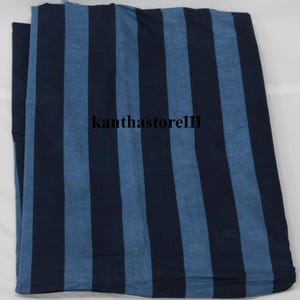 K&ouml;nnte beinhalten: Blauer und dunkelblauer gestreifter Stoff. Der Stoff ist gewebt und hat eine weiche Textur. Der Stoff ist in der H&auml;lfte gefaltet und die Kanten sind sichtbar. Der Stoff wird auf Etsy vom Verk&auml;ufer kanthastore11 verkauft.