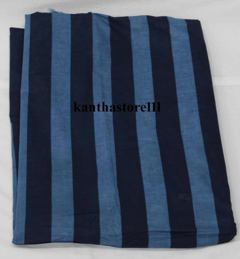 K&ouml;nnte beinhalten: Blauer und dunkelblauer gestreifter Stoff. Der Stoff ist gewebt und hat eine weiche Textur. Der Stoff ist in der H&auml;lfte gefaltet und die Kanten sind sichtbar. Der Stoff wird auf Etsy vom Verk&auml;ufer kanthastore11 verkauft.