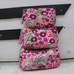 Borsa cosmetica floreale in cotone trapuntato, borsa da bagno da donna fatta a mano