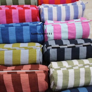 Puede incluir: Una colección de estuches rectangulares con cremallera que presentan varios patrones de rayas verticales en colores como amarillo, naranja, rosa, rojo, azul, verde y negro. Cada estuche tiene una superficie de tela texturizada. Texto: kanthastore111.