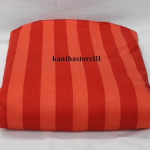 K&ouml;nnte beinhalten: Roter und orangefarbener gestreifter Stoff. Der Stoff ist in der H&auml;lfte gefaltet und hat ein Wasserzeichen mit der Aufschrift "kanthastore11".
