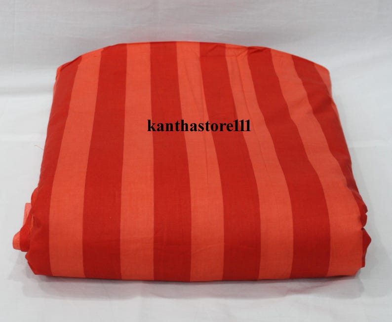 K&ouml;nnte beinhalten: Roter und orangefarbener gestreifter Stoff. Der Stoff ist in der H&auml;lfte gefaltet und hat ein Wasserzeichen mit der Aufschrift "kanthastore11".