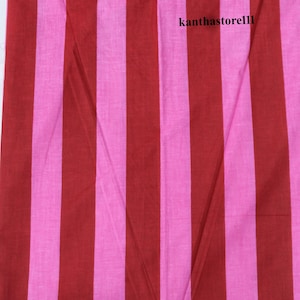 K&ouml;nnte beinhalten: Rot-rosa gestreiftes Stoff. Der Stoff hat eine gewebte Textur und ist perfekt f&uuml;r N&auml;hprojekte.