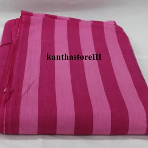 K&ouml;nnte beinhalten: Rosa-wei&szlig; gestreiftes Stoff. Der Stoff ist gefaltet und hat eine strukturierte Oberfl&auml;che. Der Text "kanthastore11" ist auf dem Stoff sichtbar.