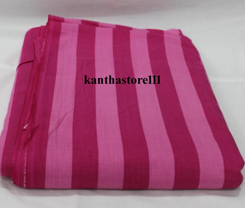 K&ouml;nnte beinhalten: Rosa-wei&szlig; gestreiftes Stoff. Der Stoff ist gefaltet und hat eine strukturierte Oberfl&auml;che. Der Text "kanthastore11" ist auf dem Stoff sichtbar.