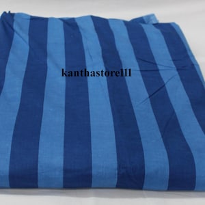 K&ouml;nnte beinhalten: Blauer und hellblauer gestreifter Stoff. Der Stoff ist in der H&auml;lfte gefaltet und hat ein Wasserzeichen mit der Aufschrift "kanthastore11".