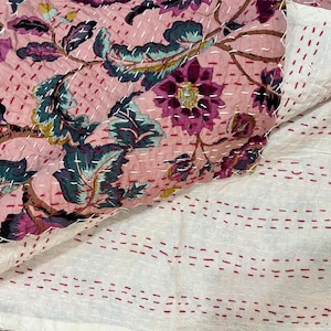 Handgemaakte Indiase kantha-quilt: roze sprei met bloemenprint afbeelding 5