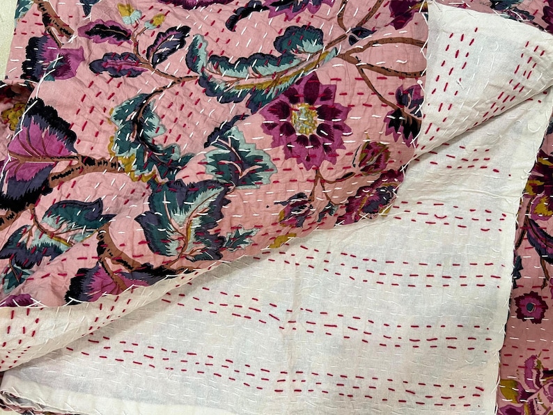 Handgemaakte Indiase kantha-quilt: roze sprei met bloemenprint afbeelding 5