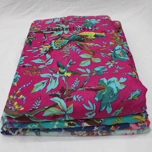 以下が含まれることがあります： 花柄と鳥柄のファブリックパネルが4枚重ねられています。一番上のパネルはピンクで、青と緑の鳥と花が描かれています。他のパネルは青、ターコイズ、ピンクで、花柄が描かれています。