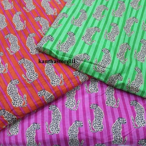 Puede incluir: Tres muestras de tela con un patrón repetido de estampado de leopardo sobre un fondo a rayas. Las muestras son de color naranja con rayas rosas, rosa con rayas blancas y verde con rayas blancas.