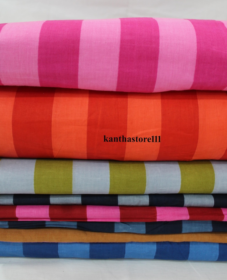 K&ouml;nnte beinhalten: Ein Stapel aus sechs verschiedenen gestreiften Stoffproben. Die Proben sind in verschiedenen Farben, darunter Pink, Rot, Orange, Gr&uuml;n, Blau und Braun. Der Stoff ist aus Baumwolle und hat ein weiches, angenehmes Gef&uuml;hl.