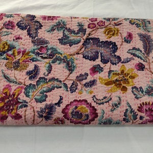 Op de afbeelding: Roze kantha-deken met een bloemenpatroon in tinten paars, groen en geel. De deken is gemaakt van katoen en heeft een handgestikt ontwerp.