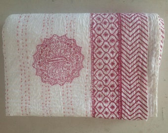 Edredón Kantha floral rojo hecho a mano: colcha ligera de algodón