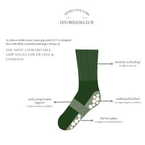 Peut inclure: Chaussette de maintien vert fonc&eacute; avec des coussinets antid&eacute;rapants blancs, con&ccedil;ue pour le Pilates et le quotidien. Comprend un support de compression de la vo&ucirc;te plantaire, une technologie &eacute;lastique et une semelle int&eacute;rieure rembourr&eacute;e. Le texte dit "EFFORTLESS CLUB".