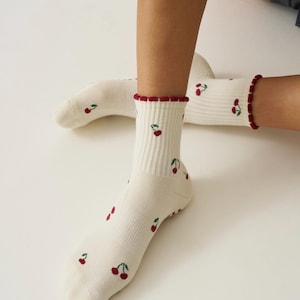 Mini-chaussettes Cherry Grip : Club Pilates, barre, chaussettes de yoga sans effort image 9