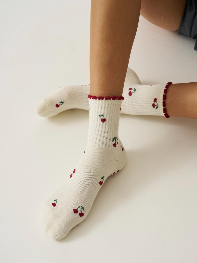 Mini-chaussettes Cherry Grip : Club Pilates, barre, chaussettes de yoga sans effort image 9