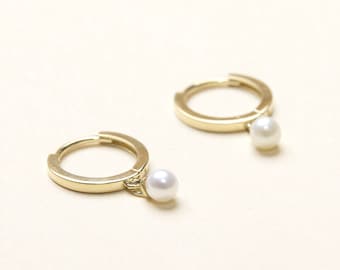 10K Solid Gold Pearl Drop Huggies Oorbellen, Solid Gold Hoop Oorbellen, Handgemaakte sieraden, Gouden Oorbellen, Made in USA