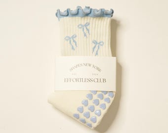 Chaussettes sans effort Club Pilates Grip : nœud à volants, demi-chaussettes bleu poudré