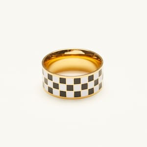 Zwart-wit geblokte bandring, funky ring, 18K verguld titanium, damessieraden