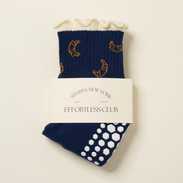 Calcetines de agarre Effortless Club, calcetines de pilates con diseño de croissant francés y ambiente parisino, calcetines antideslizantes de media pantorrilla para yoga en barra, con volantes en azul marino.