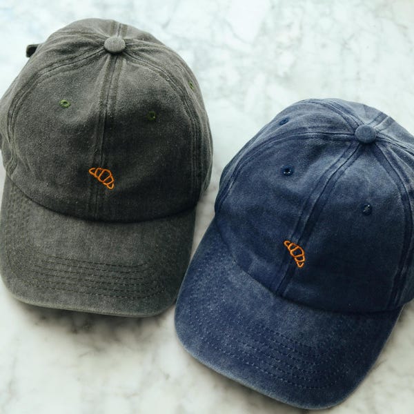 Cappello/berretto da baseball Bisou Bisou con ricamo a croissant francese, in morbido cotone lavato e tinto con pigmenti, taglia unica.
