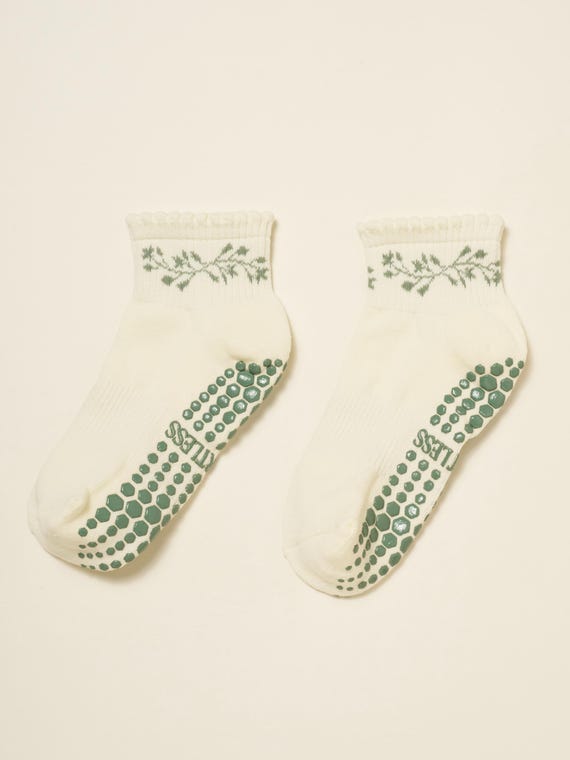 Effortless Club Grip Socks: Cropped Crew Green Garland Non-Slip Pilates Socks