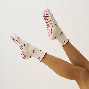 Mini-chaussettes Cherry Grip : Club Pilates, barre, chaussettes de yoga sans effort image 6