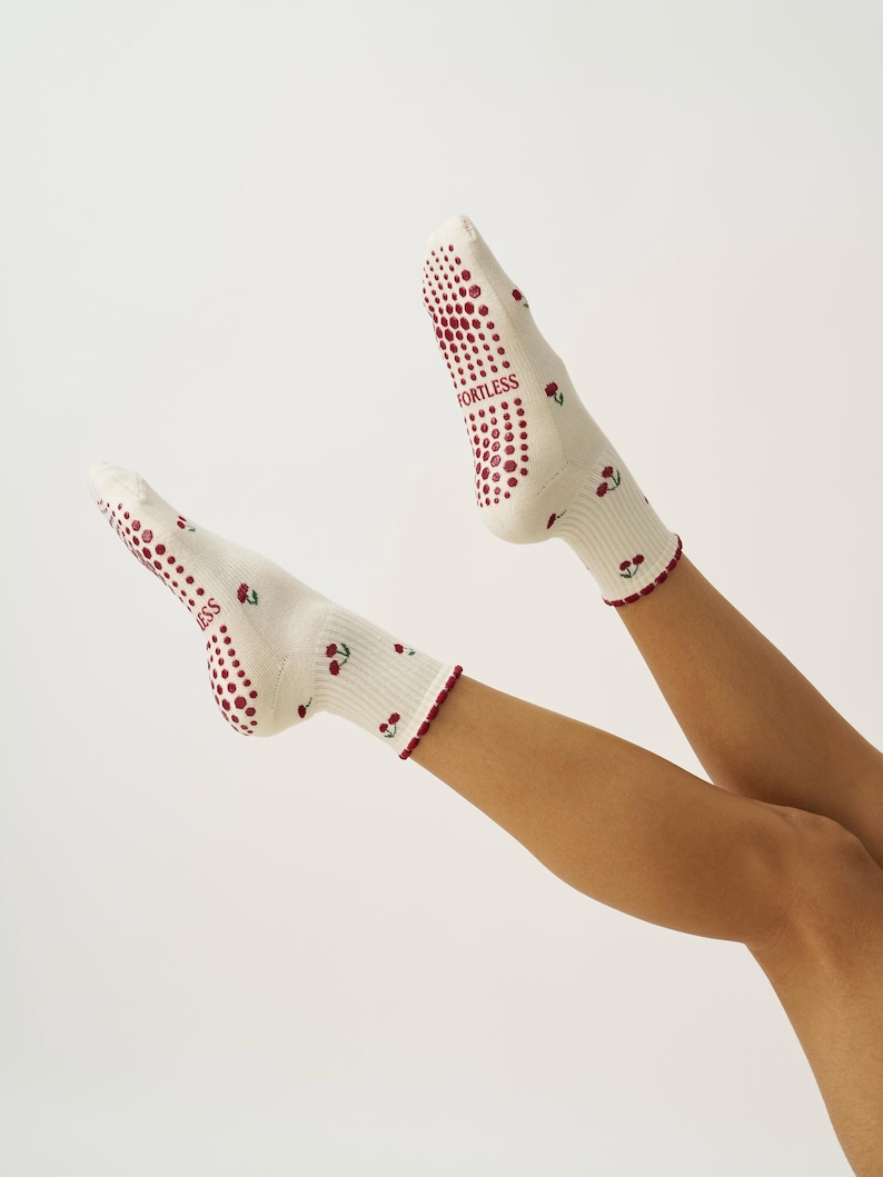 Mini-chaussettes Cherry Grip : Club Pilates, barre, chaussettes de yoga sans effort image 6