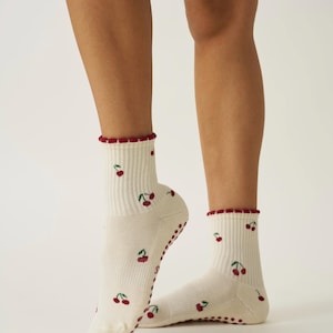 Mini-chaussettes Cherry Grip : Club Pilates, barre, chaussettes de yoga sans effort image 2