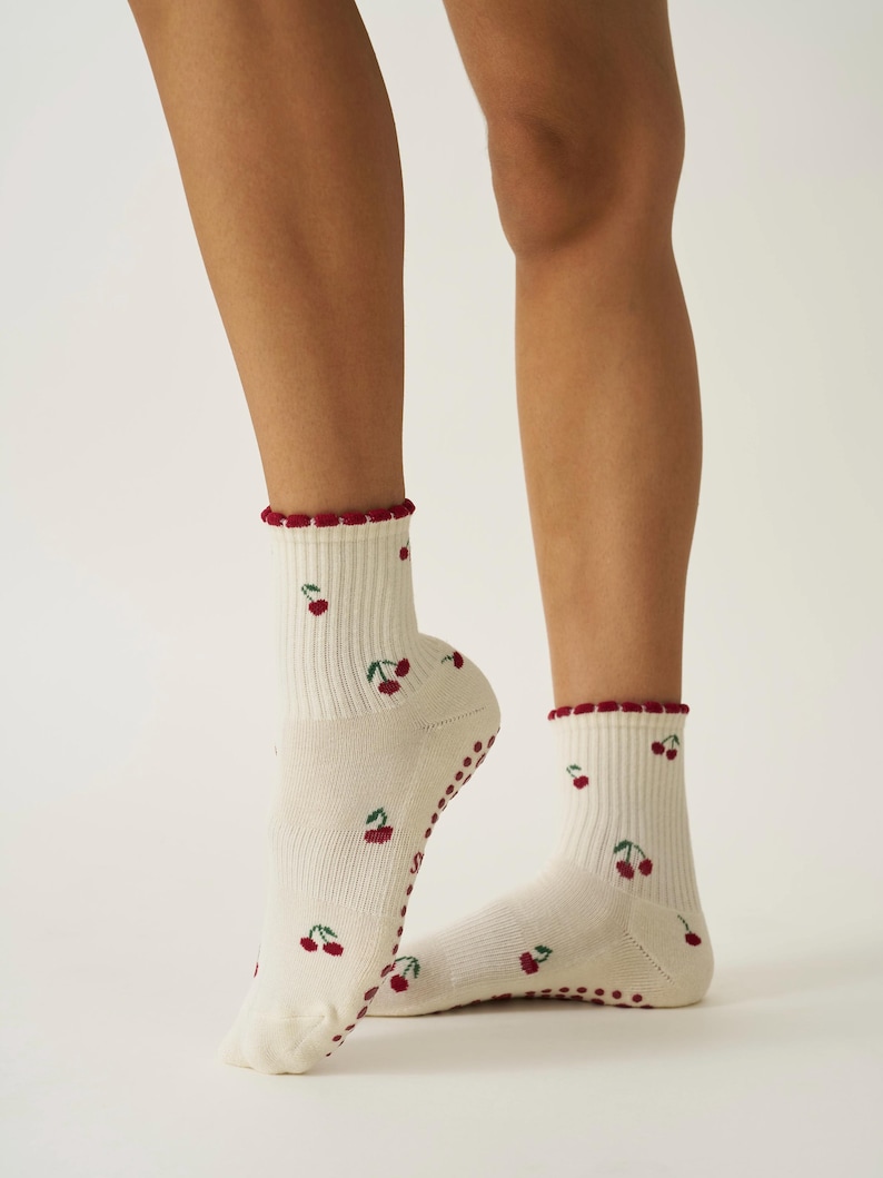 Mini-chaussettes Cherry Grip : Club Pilates, barre, chaussettes de yoga sans effort image 2