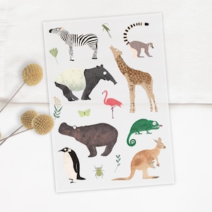 Könnte beinhalten: Ein Blatt Papier mit Illustrationen von Tieren, darunter ein Zebra, eine Giraffe und ein Känguru. Die Tiere sind in einem Cartoon-Stil mit hellen Farben dargestellt. Die Illustrationen eignen sich für Kinderzimmer oder Bildungszwecke.