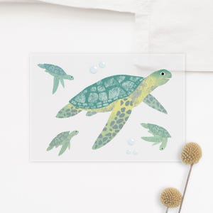 Op de afbeelding: Een groene en gele zeeschildpad met een gevlekte schild zwemt met drie kleinere schildpadden. De schildpadden zijn omringd door witte bubbels.