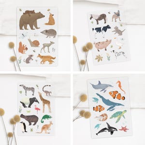 Könnte beinhalten: Vier illustrierte Karten mit verschiedenen Tiermotiven. Die erste Karte zeigt einen Braunbären mit einem Jungtier, einen Fuchs, ein Eichhörnchen, eine Schnecke, ein Reh, eine Maus und einen Fuchs. Die zweite Karte zeigt ein Pferd, eine Kuh, eine Katze, eine Gans, ein Schwein und einen Dalmatiner. Die dritte Karte zeigt ein Zebra, einen Lemur, ein Faultier, eine Giraffe, ein Flusspferd, einen Flamingo, ein Chamäleon, einen Pinguin, ein Känguru und einen Käfer. Die vierte Karte zeigt einen Delfin, ein Seepferdchen, einen Clownfisch, einen Wal, eine Schildkröte, einen Nautilus, ein Seepferdchen und einen Killerwal.