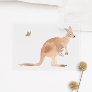 Può includere: Un canguro marrone con un piccolo nella sua tasca. Una farfalla gialla vola sullo sfondo.