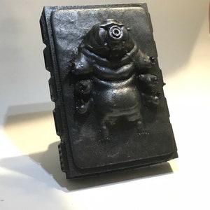 Tardigrade frozen in carbonite magnet