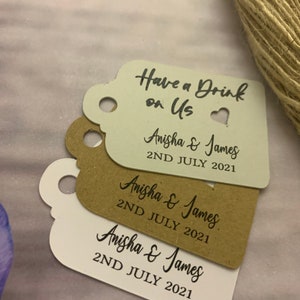 Etichetta regalo personalizzata "Offriamo un drink", etichetta per alcolici per matrimonio, etichetta regalo "Ci siamo sposati", etichetta regalo per un giorno speciale, etichetta regalo per compleanno e addio al nubilato U191a