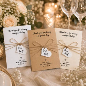 Peut inclure: Trois cartes de faveur de mariage avec le texte "Thank you for sharing our special day." Chaque carte a une étiquette en forme de cœur avec "Good Luck." Les cartes sont attachées avec de la ficelle et portent les noms "MR & MRS CROOKS" et la date "18.11.2018."