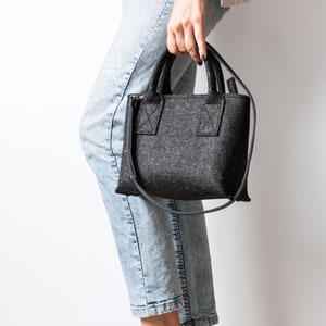 Black women&#39;s shoulder wool felt medium-sized bag.