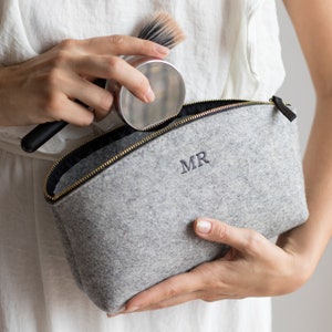 100% Merino Wolle Filz personalisierte Make-up Tasche, Brautjungfer Geschenk, Brautjungfer Make-up Tasche, Kosmetiktasche, Leder Make-up Tasche, Monogramm Make-up Tasche