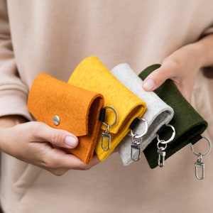 MUCHOS COLORES disponibles Cartera abotonada personalizada de fieltro de lana, monedero de fieltro, cartera abotonada de fieltro para mujer, cartera para ella, regalo del Día de la Madre
