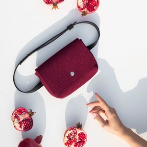 Sac banane en feutre de laine bordeaux avec ceinture en cuir, sac banane, sac à main en feutre