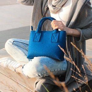 Ocean blue women's shoulder wool felt medium-sized bag.