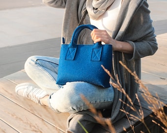 Ocean blue women's shoulder wool felt medium-sized bag.