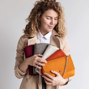 Filztasche / Umhängetasche / Filzgeldbörse / Umhängetasche / Wollbeere-Taschen / 100 % Merino-Wollfilz / Geschenk für Frauen / Abendtasche