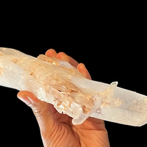 Gran cristal láser de cuarzo lechoso blanco nieve, puntos, mapas, cristales de delfines, hematita roja.