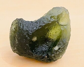Moldavite, pierre météorite brute à haute vibration, guérison et protection psychique