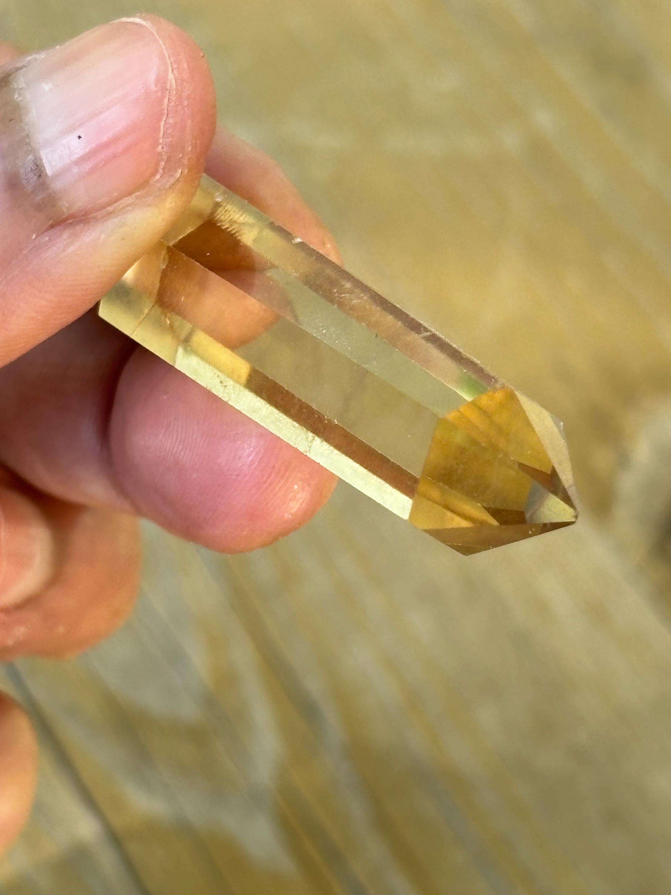 シトリンの塔。磨かれた小さなポイント。豊かさ。波動を高める。黄金の 